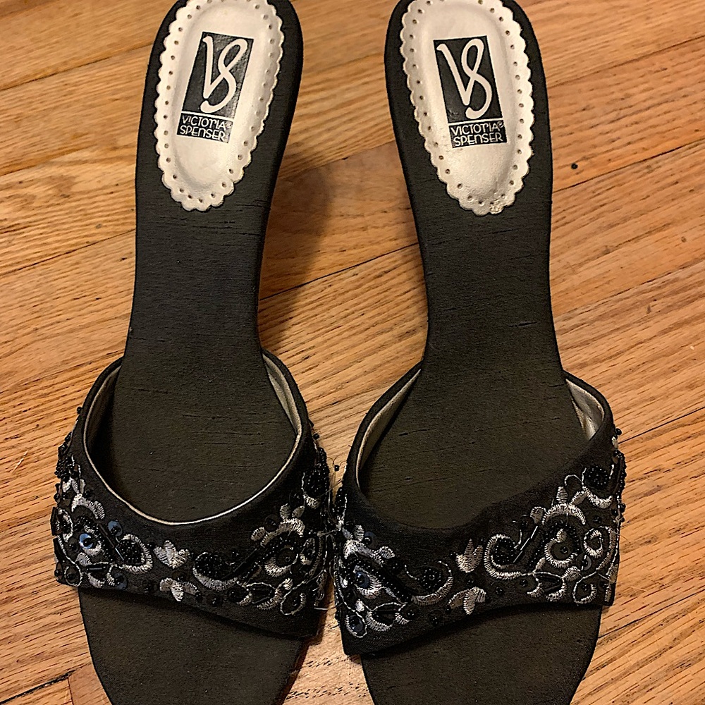 Victoria Spenser Beaded & Embroidered black & silver kitten heel/pumps Sz 11